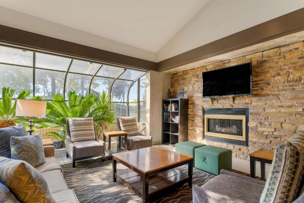 Best Western Plus Forest Park Inn Main image