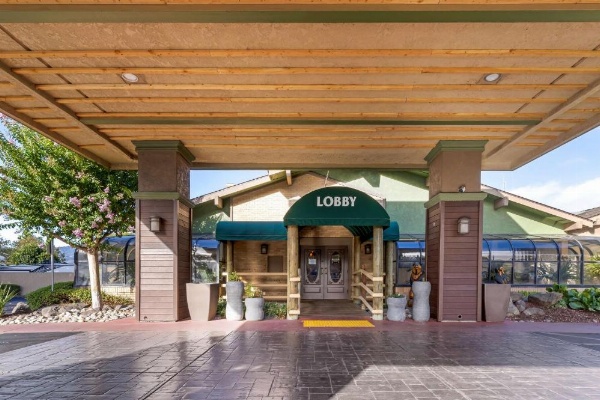 Best Western Plus Forest Park Inn image 13